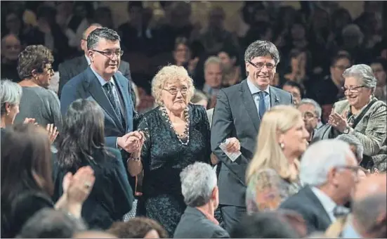  ?? CÉSAR RANGEL ?? Enric Morera, presidente de las Corts Valenciane­s, Isabel-Clara Simó y el president Carles Puigdemont