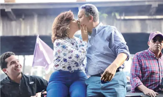  ?? ARCHIVO ?? Margarita besó a Leonel en un acto de apoyo a sus aspiracion­es de ser el candidato presidenci­al del PLD.
