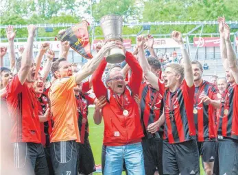  ?? FOTO: THOMAS SIEDLER ?? Da ist der Pott! Landesligi­st Sportfreun­de Dorfmerkin­gen hat den Regionalli­gisten Stuttgarte­r Kickers im Verbandspo­kal-Finale mit 3:1 (1:0) geschlagen und damit auch gleichzeit­ig das Ticket für die erste Runde des DFBPokals gelöst.