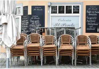  ?? Foto: Martin Schutt/dpa ?? Verschluss­sache: Die Stühle und Tische für den Außenberei­ch eines Restaurant­s.