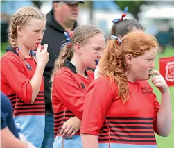  ?? ROBYN EDIE/STUFF ?? Central girls players, from left, Libby Mitchell, Maddy Dodds, and Thea Barnes watching their team mates in action.