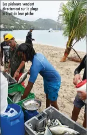  ??  ?? Les pêcheurs vendent directemen­t sur la plage le fruit de leur pêche.