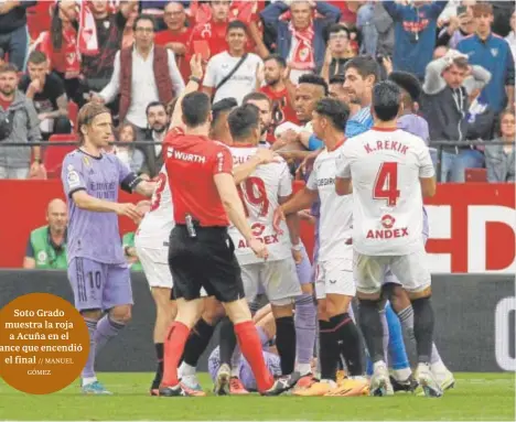  ?? ?? Soto Grado muestra la roja a Acuña en el lance que encendió el final // MANUEL GÓMEZ