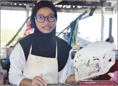  ??  ?? This 18-year-old helps her father sell  sh at the  shermen’s market.