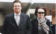  ?? AP ?? Exasesor. Paul Manafort, exjefe de campaña de Donald Trump, camina con su esposa, Kathleen Manafort, mientras llegan a la corte Federal en Alexandria, en foto de archivo.