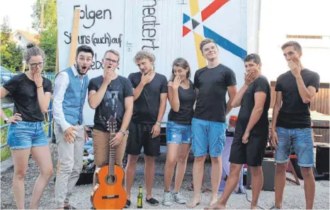  ?? FOTO: PRIVAT ?? Freuen sich auf die anstehende Tour im Ländle und auf das Straßenkun­stfestival in Biberach: Die Mitglieder der „Theater-Tonne“.