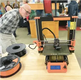  ?? JEFF VORVA/ DAILY SOUTHTOWN ?? Ray Lewan, of Evergreen Park, takes a look a Leonardo da Printi, the new 3D printer at the Evergreen Park Public Library during a program last week at the library.