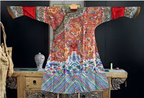  ??  ?? Modern replica of an imperial robe worn by royalty at weddings in the Qing Dynasty.