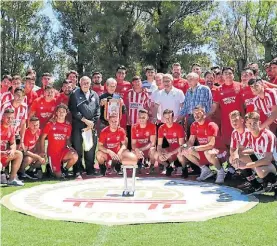  ?? M.NIEVAS ?? En familia. Los campeones con las Inferiores y el actual plantel.