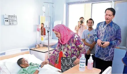  ??  ?? Permaisuri Johor raja Zarith Sofiah almarhum Sultan Idris Shah visiting a cancer patient at the Tunku Laksamana Johor hematology Ward of Sultanah aminah hospital.