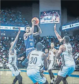  ?? FOTO: FIBA ?? Partido entre Patriots y Gendarmeri­e G., jugado en Ruanda en la fase previa de la BAL