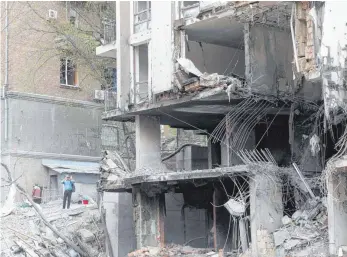  ?? FOTO: UKRINFORM/DPA ?? Ein Wohnblock in Kiew, der durch den Einschlag einer russischen Rakete zerstört wurde.