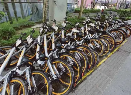  ?? FILE PIC ?? oBike bicycles that are left unattended in Jalan Ampang, Kuala Lumpur.