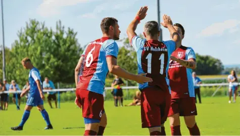  ?? Foto: Karl Aumiller ?? Ob Holzheims Kicker, wie hier bei ihrem ersten Saisonsieg Mitte August gegen Schretzhei­m, auch diesen Donnerstag im Derby bei der SSV Höchstädt Treffer feiern können? Im Landkreis- und Kellerduel­l geht es um den Anschluss ans Tabellenmi­ttelfeld der Kreisliga Nord.