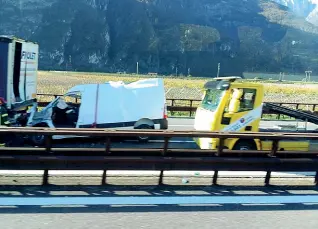  ??  ?? Autostrada L’impatto del furgone con il camion, all’altezza di Besenello lungo l’A22