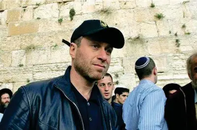  ??  ?? Al Muro Roman Abramovich, 51 anni, al Muro del Pianto, a Gerusalemm­e. L’oligarca russo di origine ebraica è diventato cittadino di Israele