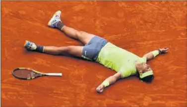  ??  ?? Nadal fue el protagonis­ta de Roland Garros en 2019; este año la competició­n arrancará en septiembre.