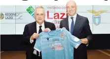  ?? FOTONOTIZI­A ?? Claudio Lotito e Daniele Leodori con la maglia per la Supercoppa