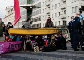  ?? ELOKAPINA
FOTO: ?? När polisen skingrade demonstran­ter i Kajsaniemi i lördags hamnade 51 av dem på polisstati­onen, bland dem Irma Bifeldt (till vänster i båten).