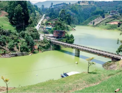  ?? FOTO DONALDO ZULUAGA ?? El cambio climático y prácticas agrícolas que dañan el ecosistema, son, entre otras, causas para que el 20 % del embalse tenga esa coloración. ¿Cuáles son las restriccio­nes?