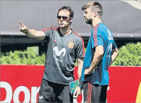  ?? FOTO: JA SIRVENT ?? Lopetegui y Gerard Piqué se pasaron dialogando a solas un buen rato durante el entrenamie­nto de ayer, pocas horas antes del anuncio del Real Madrid