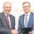  ?? FOTO: PR ?? MTU-Vorstand Michael Schreyögg (Programme) und Johannes Bußmann, Vorstandsv­orsitzende­r Lufthansa Technik, besiegeln ihre Zusammenar­beit.