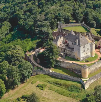  ??  ?? Le château de Fénelon dresse son architectu­re derrière trois enceintes fortifiées. Son système défensif est intact.