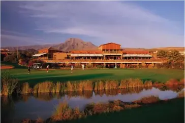  ??  ?? Sobre estas líneas, Golf Las Américas, con un campo diseñado por John Jacobs. Debajo, playa de El Médano, al sur de la isla de Tenerife. En la página anterior, hoyo 4 del Amarilla Golf & Country Club.