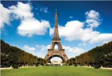  ??  ?? БЕЗ ПАРИЖА НИкУДА: Франция уже несколько лет удерживает пальму первенства по числу зарубежных туристов.