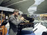  ??  ?? Fiumicino Jazz a uno dei terminal. Anche le performanc­e artistiche hanno contribuit­o al successo dello scalo romano