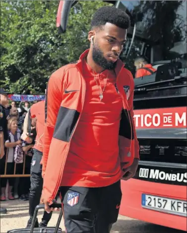  ??  ?? Lemar desciende del autocar antes del inicio del partido de Liga contra el Valladolid en Zorrilla.