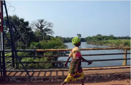  ?? (© Alexandra Novosselof­f, 2016) ?? Photo ci-dessus : Pont sur le fleuve Mano, reliant le Libéria et la Sierra Leone. Ouvert dans les années 1970, le pont a cessé d’être un point d’échange de marchandis­es dans les années 1990, devenant plutôt un moyen de faire passer des armes et des combattant­s rebelles qui ont déstabilis­é les deux pays. Il a été inauguré de nouveau à l’issue des guerres civiles en 2007, pour cimenter la paix, mais aussi permettre d’augmenter le commerce en facilitant l’accès aux marchés locaux, et d’unir les familles vivant des deux côtés de la frontière.