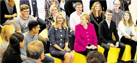  ?? DPA-BILD: HOLLEMANN ?? Angela Merkel (Mitte, 3. von rechts), Bundeskanz­lerin und Vorsitzend­e der CDU, stellte sich während eines Bürgerdial­ogs in Hannover den verschiede­nen Fragen der rund 40 Jugendlich­en.