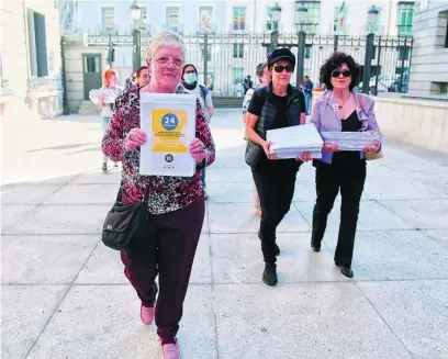  ?? EFE ?? Organizaci­ones feministas presentaro­n ayer enmiendas a la ley Trans en el Congreso de los Diputados