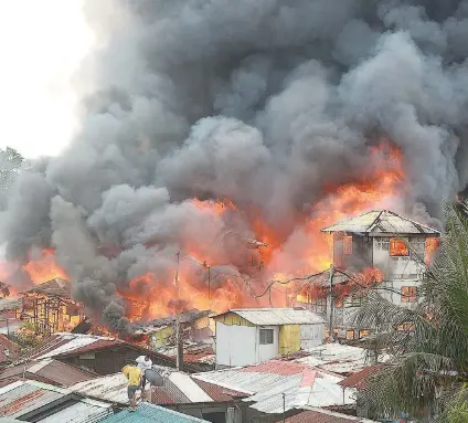  ?? / ARNI ACLAO ?? ■KAYO NAG-UMIDO. Ang kayo nag-umido sa pag-ulbo sa sunog sa Barangay Pasil. dakbayan sa Sugbo kagahapon sa udto.