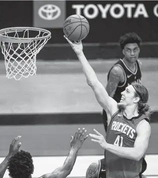  ?? Mark Mulligan / Staff photograph­er ?? Kelly Olynyk, lifting a layup down the middle of the lane, led the Rockets with 28 points on 12-of-17 shooting from the field and also pulled in nine rebounds Tuesday night.