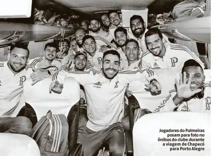  ?? Twitter/palmeiras/reprodução ?? Jogadores do Palmeiras posam para foto no ônibus do clube durante a viagem de Chapecó para Porto Alegre