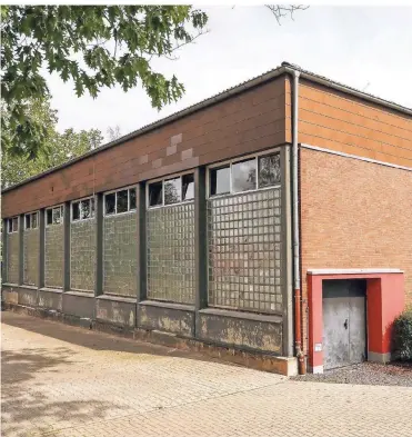  ?? FOTO: JÜRGEN LAASER ?? Hückelhove­n im Kreis Heinsberg: Die marode Einfach-Turnhalle im Schulzentr­um in der Schlee wird abgerissen. Der Fall ist nur ein Beispiel von vielen.