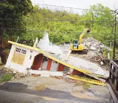  ?? Tonito.zayas@gfrmedia.com ?? YAUCO. Una casa dañada por los terremotos, y que estaba deshabitad­a, terminó de colapsar ayer.