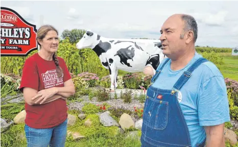  ?? FOTO: HERRMANN ?? Tina und Duane Hinchley auf ihrem Milchbauer­nhof in der Nähe von Cambridge, Wisconsin. Sie wollen Trump so schnell wie möglich loswerden.