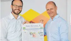  ?? FOTO: SIN ?? Tobias Pearman (links, Geschäftsf­ührer der Schwäbisch­en Zeitung Leutkirch) und Christoph Muth (General Manager des Center Parcs Park Allgäu) freuen sich über den offizielle­n Startschus­s für die „Park Zeitung“zum 1. Oktober.