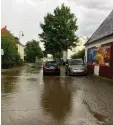  ?? Foto: Silvia Kugelmann ?? Land unter in der Ortsmitte von Kutzen hausen am Sonntag.