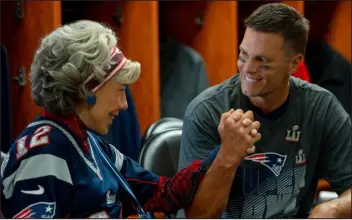  ?? SCOTT GARFIELD — PARAMOUNT PICTURES VIA AP ?? Lily Tomlin, left, and Tom Brady in a scene from “80 for Brady.”