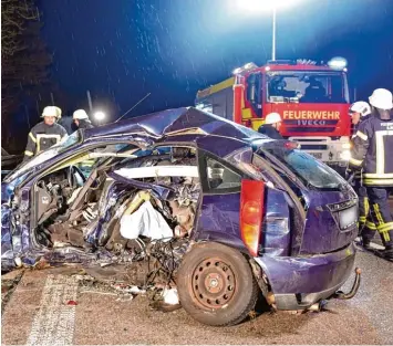  ?? Archivfoto: Thomas Heckmann ?? Die Feuerwehr Adelzhause­n war 2016 insgesamt 75 Mal im Einsatz – meist bei Unfällen auf der Autobahn. Das neue Einsatzfah­r zeug, das dringend zur Absicherun­g auf der A 8 benötigt wird, lässt weiter auf sich warten. Das alte kommt aber nicht mehr durch...