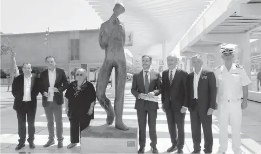  ??  ?? Am Palmeral de las Sorpresas wurde eine Skulpturen­ausstellun­g von Elena Lavarón (3.v.l.) eröffnet.
