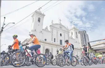  ??  ?? Con bicicletas, los jóvenes realizaron el recorrido por siete iglesias en Asunción.