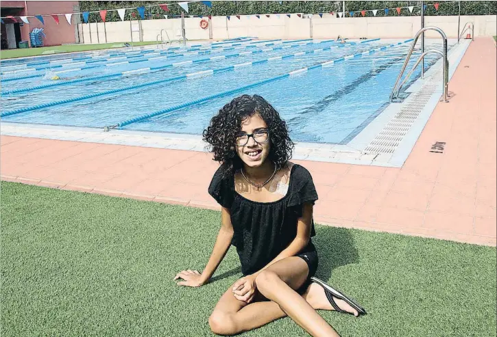  ?? VICENÇ LLURBA ?? Margot, de doce años, que aprendió a nadar a los seis, ayer en la piscina municipal de Torredemba­rra