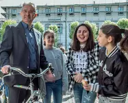  ??  ?? La scuolaSopr­a la facciata esterna dell’istituto Barbarigo di Padova, in pietra di Asiago bianca e rosa e trachite Nelle altre foto alunni di ieri e di oggi con il Rettore don Cesare Contarini (Foto Michele Simionato)