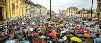  ?? Foto: dpa ?? Rund 10 000 Schüler gingen am 15. März in München auf die Straße, um bei „Fridays for Future“für einen Wandel in der KlimaPolit­ik zu demonstrie­ren. Darunter waren auch Schüler aus dem Unterallgä­u.