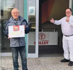  ?? Foto: Neziri ?? Der völlig zufriedene Patient Reinhold Lehnen bedankt sich vor der Praxis bei Heilprakti­ker Polley für die erfolgreic­he Therapie